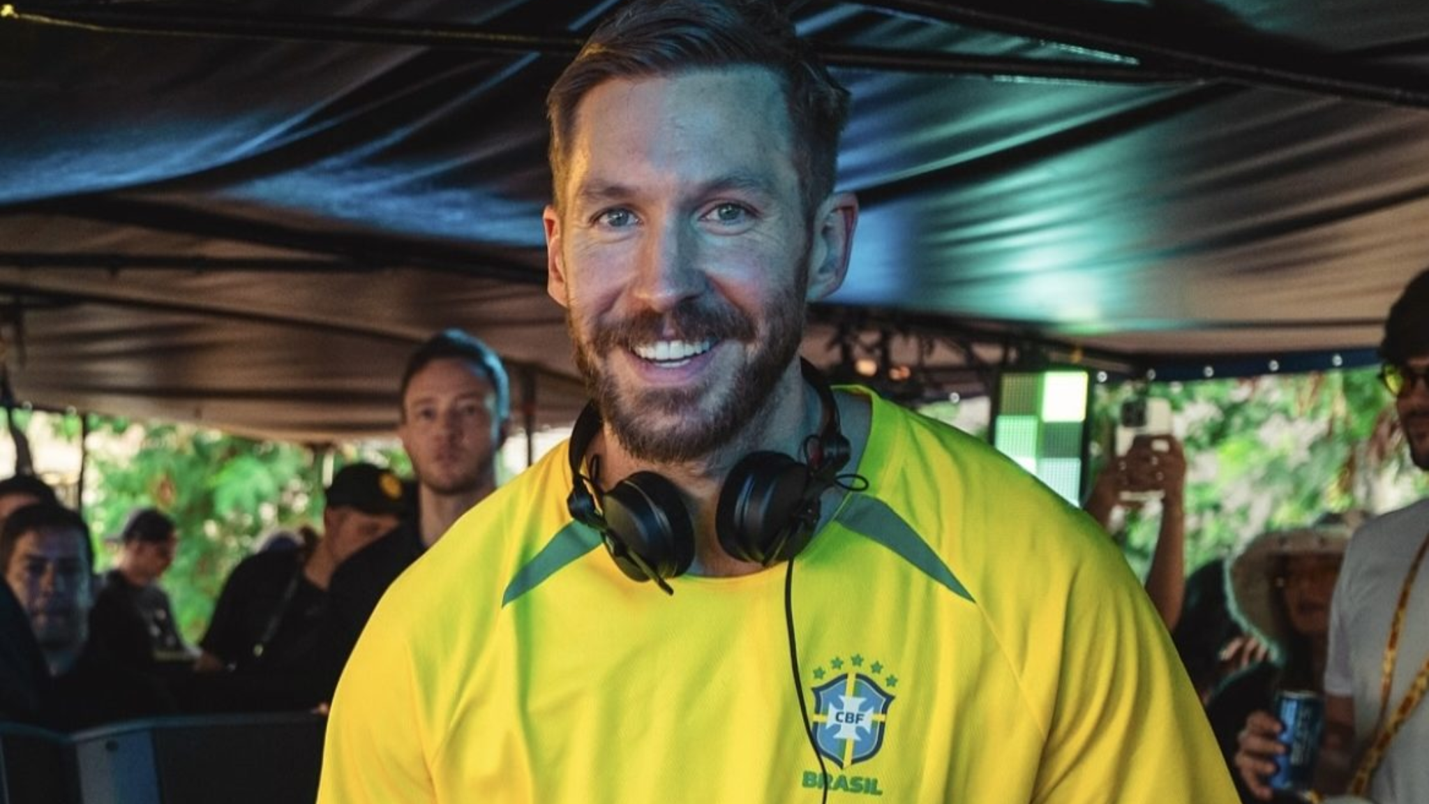 Calvin Harris wearing a Brazil football shirt at Bloco Skol in São Paulo